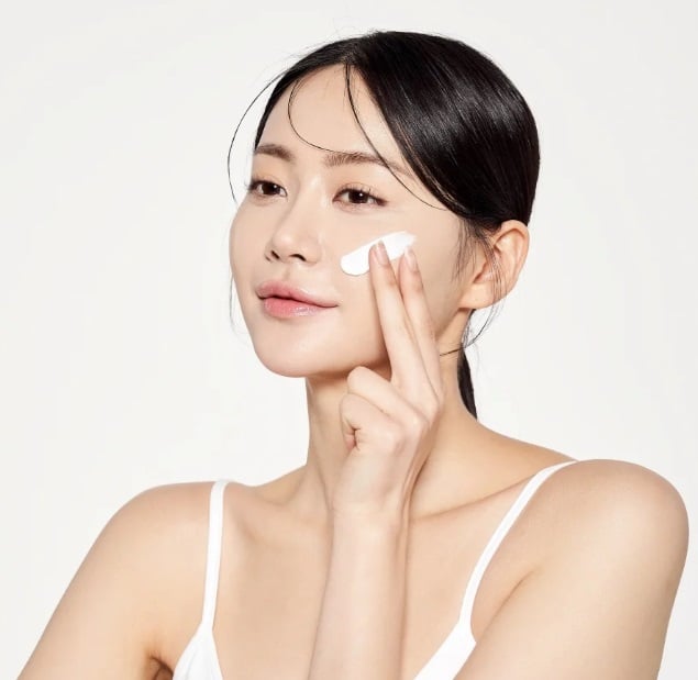 Kem dưỡng ẩm đóng vai trò quan trọng trong việc duy trì độ ẩm và bảo vệ hàng rào tự nhiên của Mừng SHBET phiên bản mới 2025. 