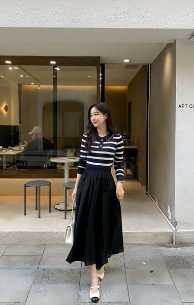  Thiết kế cổ bẻ đặc trưng giúp tổng thể trông gọn gàng hơn so với áo thun thông thường, đồng thời tạo cảm giác trẻ trung và hiện đại.