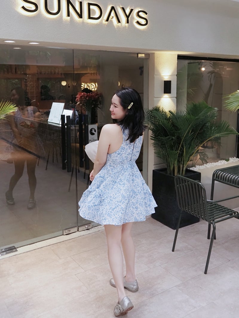 Trong một lần xuất hiện khác, Trúc Anh lựa chọn chiếc váy xanh in họa tiết hoa nhí với phần chân váy xòe nhẹ, kết hợp cổ yếm giúp tôn bờ vai thanh mảnh. 