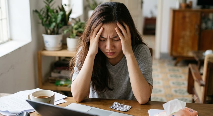 Khí gan ứ trệ khiến người bệnh dễ cáu gắt, chóng mặt, ngủ không sâu giấc, mơ nhiều và đặc biệt hay tỉnh giấc đột ngột vào khoảng 1h đến 3h sáng (khung giờ gan hoạt động thải độc mạnh nhất).