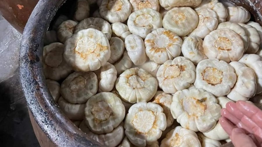 Những thực phẩm chứa nhiều muối như cà muối, dưa muối mặn... có thể làm tăng nguy cơ loãng xương nếu sử dụng nhiều và trong thời gian dài.