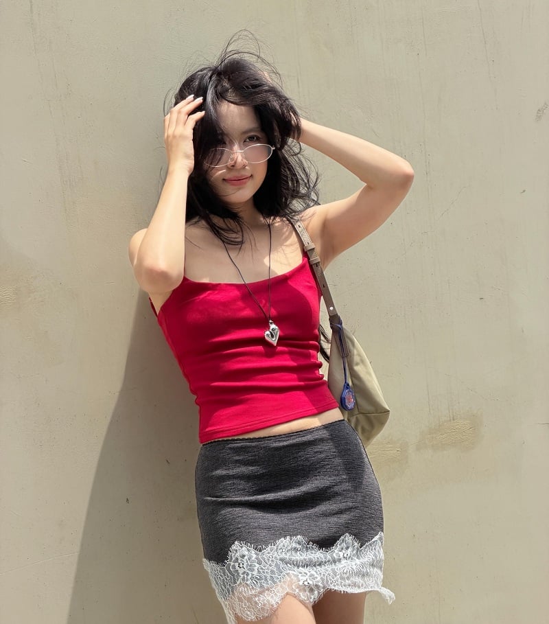 Một trong những món đồ được nữ ca sĩ ưu ái là chân váy lụa viền ren