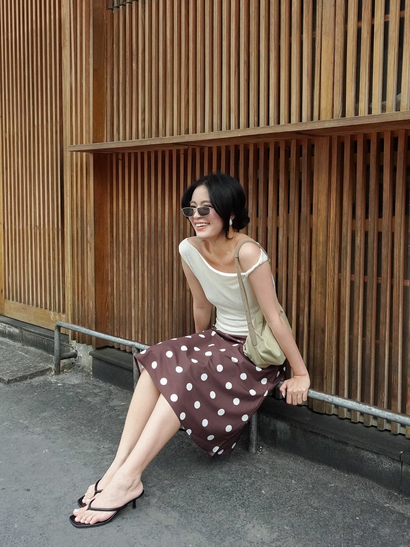 Trong một số bản phối khác, cô cũng mang hơi thở retro vào Shbet999 com đăng nhập với chân váy chấm bi, áo lệch vai màu kem cùng túi đeo vai dáng mềm.