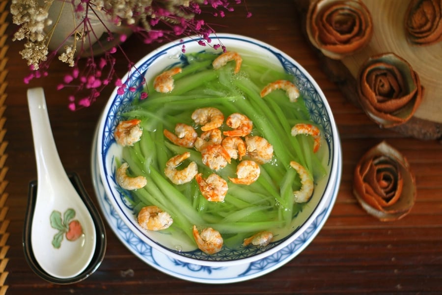 Không nên dùng quá nhiều bột ngọt hoặc gia vị mạnh vì sẽ lấn át vị thanh mát vốn có của bầu và tôm.