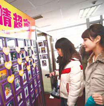 Hai bạn nữ Trung Quốc đang tìm ứng cử viên. (Ảnh: Chinadaily)