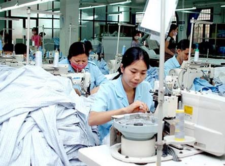 Dệt may là một trong những ngành có mức lương bình quân khá thấp. (Ảnh: thitruongotc.com.vn)