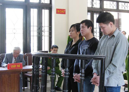 Đàm Hải Định, áo đen đứng giữa, khá căng thẳng khi nghe tuyên án…