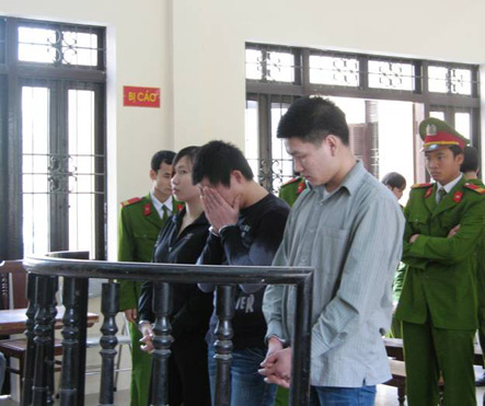 …và suy sụp khi nhận án tử hình trong khi Hoàng Thị Mai đứng cạnh vẫn hết sức bình tĩnh. 