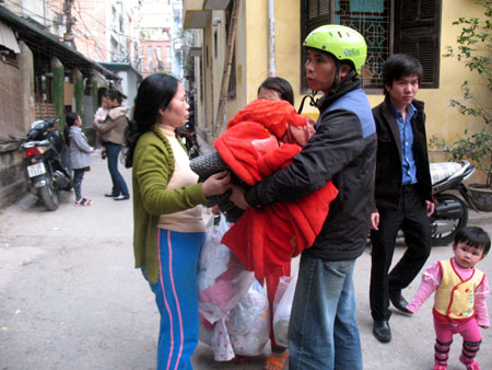 Chỉ kịp mang mỗi chăn, sau đó nhà bị khóa cửa