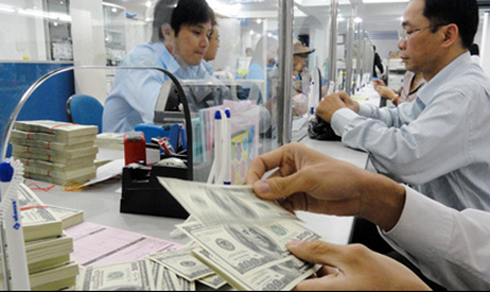 Hiện nay, lãi suất tiền VND đang cao gấp 4-5 lần so với gửi USD. Ảnh: TTO