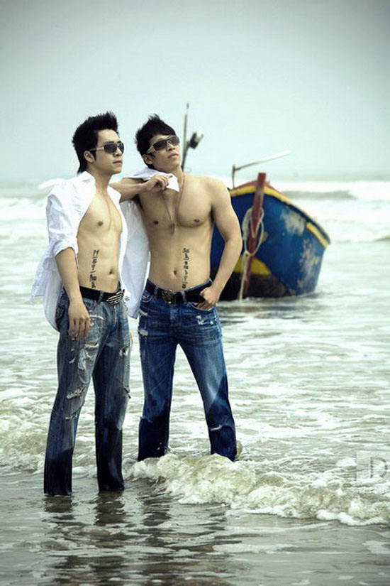 Hai chàng trai của nhóm The Men thể hiện tình bạn gắn bó bằng hai dòng chữ Hán đối xứng
