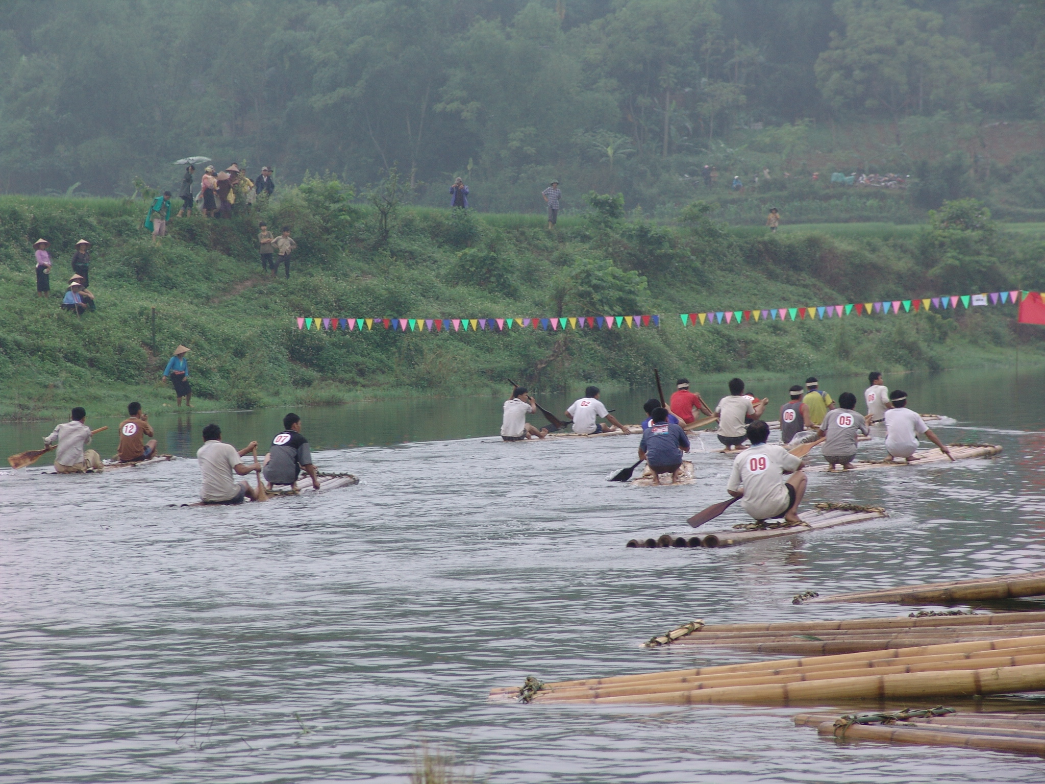 Phần thi bơi chải trên dòng suối