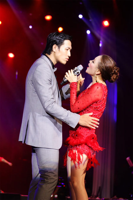 Hương Hồ tình tứ với người mẫu Quang Hòa trong màn biểu diễn