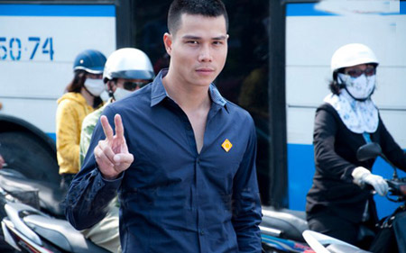 Tiến Đoàn giơ tay với biểu tượng chữ V - Victory chiến thắng mà mặt nghệt ra như là vừa bị mất sổ gạo, rất đáng thương