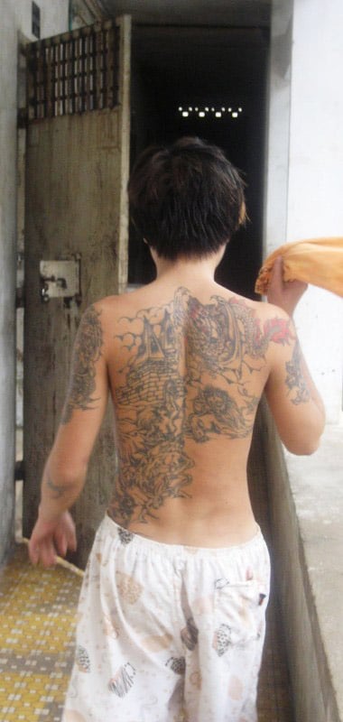 Giới giang hồ lưu truyền rằng không ít phạm nhân thứ hạng “se sẻ” nhưng vì lỡ xăm rồng đã phải lãnh những trận đòn chí mạng