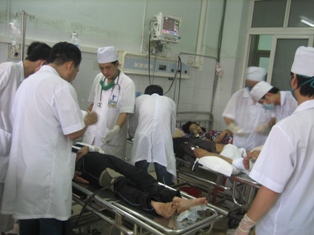 Các nạn nhân đang được cấp cứu tại bệnh viện. Ảnh: Bee