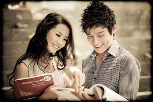 Đôi nam nữ đang hạnh phúc...