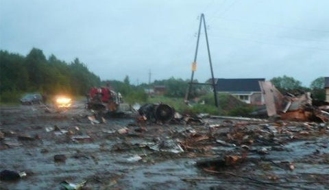 Xác chiếc máy bay tại hiện trường. Nó bị vỡ tan thành nhiều mảnh nhỏ. Ảnh: RIA Novosti.