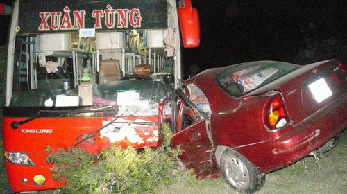 Hiện trường vụ tại nạn thảm khốc. Ảnh: Tuổi Trẻ