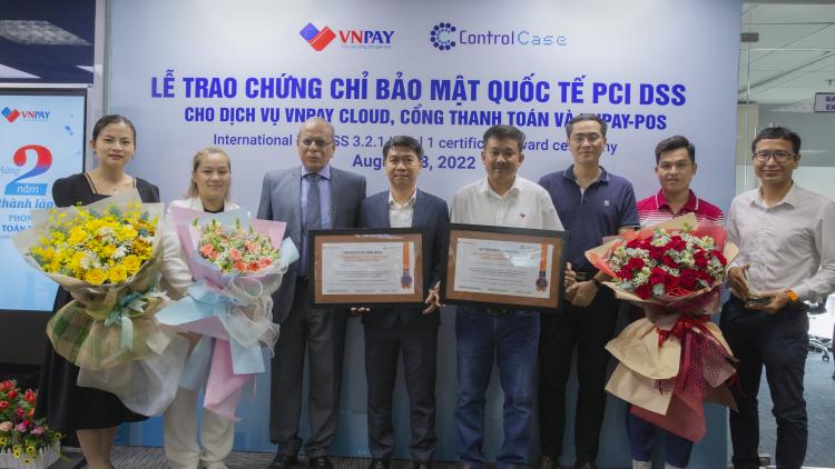 Tăng Thanh Hà duyên dáng và được cho là mặc chiếc váy đẹp nhất khi đặt lên