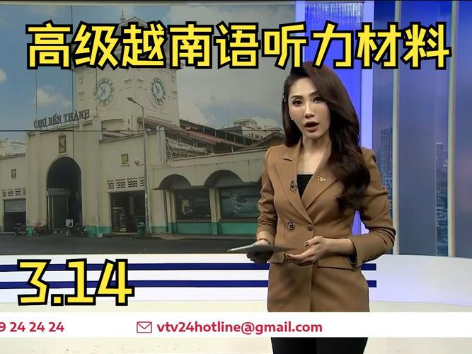 Màu vàng được lấy làm chủ đạo cho phòng khách của Thúy Hạnh, chủ nhân của căn hộ rât thích phong cách cổ điển của Châu Âu, cứ mỗi lần đi du lịch hay công tác, vợ chồng chị đều mang về những đồ lưu niệm trang trí cho căn phòng thêm phần độc đáo