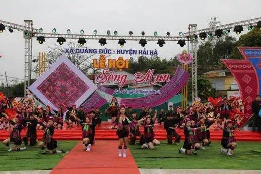 Nguồn nước - biểu tượng của sự sống đang bị đe dọa, con người cần bảo vệ để duy trì sự sống. Nam Vương Tiến Đoàn