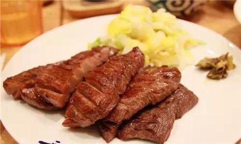 Hơn 13h trưa nay 29-07, ca sỹ Đàm Vĩnh Hưng ôn lại kỷ niệm xưa - một anh thợ cắt tóc và nhân vật may mắn không xa lạ gì là Hoa Hậu Ngô Phương Lan