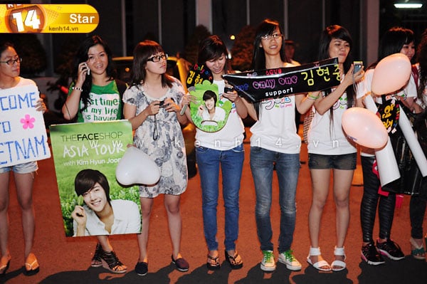Hàng trăm fan hâm mộ đón chào Kim Hyun Joong đến Việt Nam