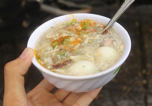 Phần thân bên phải của Adam vặn vẹo một cách bất thường quanh đùi Anna.