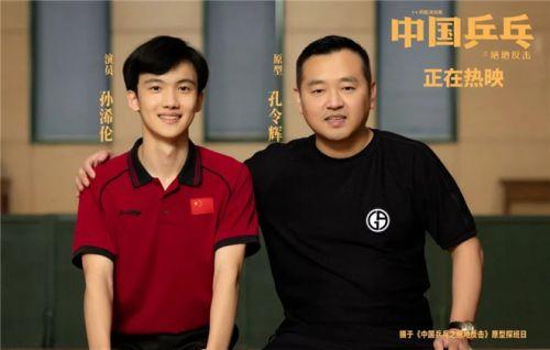 Thanh Phương - người phối khí và Hà Trần - người thể hiện ca khúc Ra ngõ tụng kinh của nhạc sỹ Trần Tiến.