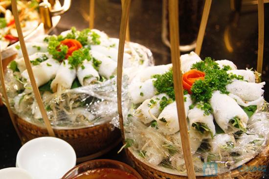 Nhờ tính sáng tạo, chiếc áo vest đen tưởng chừng khô cứng lại được cô nàng diện khá phong cách và nữ tính.