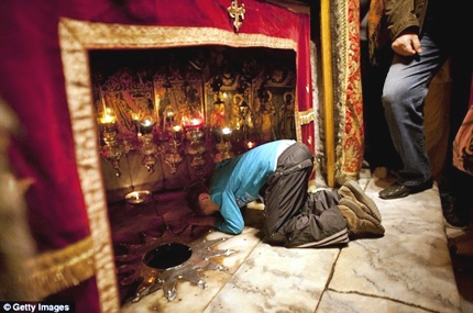 Hàng vạn tín đồ, du khách và giáo dân bản địa đã cùng tụ họp ở thị trấn nhỏ bé Bethlehem - nơi Chúa Jesus giáng sinh theo truyền thuyết.