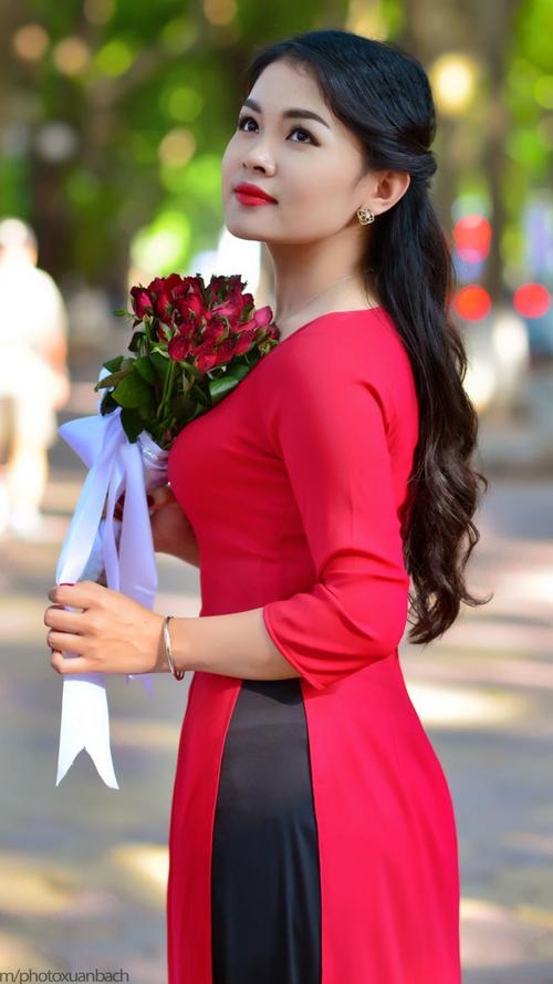 Bà nội vui mừng nhận xét: “Thằng cháu đích tôn bây giờ ngoan lắm biết quan tâm lo lắng cho bà rồi”. (Ảnh minh họa)