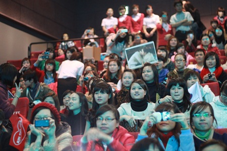 Những fan may mắn được có mặt trong buổi fanmeeting 