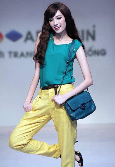 Trương Tri Trúc Diễm trút bỏ váy áo cô dâu