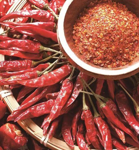 ... lại phải lấy tay kéo váy che đùi.