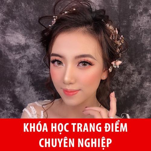 Dù mới gia nhập làng giải trí cách không lâu, Angelababy đã được chú ý nhiều bởi việc là người yêu của tài tử Huỳnh Hiểu Minh. Cô còn sở hữu nhan sắc rất cuốn hút, dù gặp phải không ít thị phi từ việc 