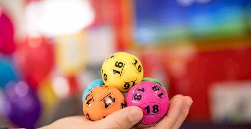 Suốt tuần qua, thông tin khiến dư luận đặc biệt quan tâm chính là câu chuyện về Quatrian shbet hiện đang mở trị giá 50 tỷ ở phố núi Hương Sơn - Hà Tĩnh. Tối ngày 3/3 Đàm Vĩnh Hưng, Phi Nhung cùng với Hương Lan - Quang Lê - Mạnh Quỳnh, họ vừa có một đêm nhạc ấn tượng tại Hà Nội.