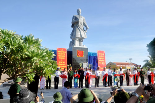 Trước đó, ngày 6/5, tại xã đảo Song Tử Tây, Đảng bộ và nhân dân huyện Trường Sa (Khánh Hòa) đã tổ chức lễ khánh thành Tượng đài Quốc công tiết chế Hưng Đạo Đại Vương Trần Quốc Tuấn. Tượng có chất liệu bằng đá, cao 11 mét, đặt trong khuôn viên rộng trên 600m2, hài hòa với nhiều rặng Phong Ba được trồng trên đảo.