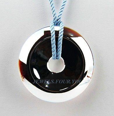 Người đẹp được thầy giáo hướng dẫn từng chi tiết nhỏ nhất như việc đứng tạo dáng thế nào để có thể khoe hết vẻ đẹp hình thể của bản thân