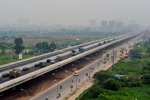 Sau 24 tháng thi công, dự án đường trên cao vành đai 3 hoàn thành gói thầu số 3 đoạn Thanh Xuân - Bắc hồ Linh Đàm và được thông xe sáng 30/6. Tuyến đường được xây dựng theo cấp đường cao tốc đô thị, tốc độ thiết kế 100km/giờ, mặt cắt ngang 4 làn xe, góp phần giảm ùn tắc và tai nạn giao thông.