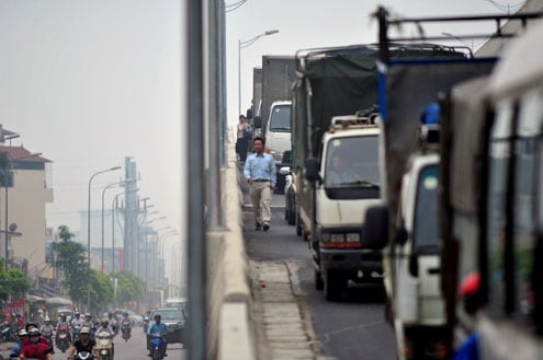 Một số người đi trên xe khách cũng không đủ kiên nhẫn, phải xin tài xế xuống đi bộ.