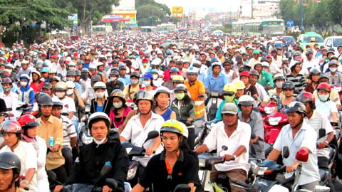 Không cần chờ đến lúc sửa cầu, tình trạng ách tắc vẫn xảy ra thường xuyên ở TP.HCM. Trong ảnh là cảnh hàng chục nghìn xe máy từ trung tâm thành phố về quận 12, huyện Hóc Môn và Củ Chi đứng chôn chân trên đường Trường Chinh hôm 10/5