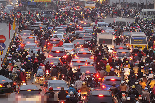 Cảnh ùn tắc tại Tây Sơn - Thái Hà (Hà Nội) đầu tháng 2/2012 khi Hà Nội áp dụng đổi giờ học, giờ làm.