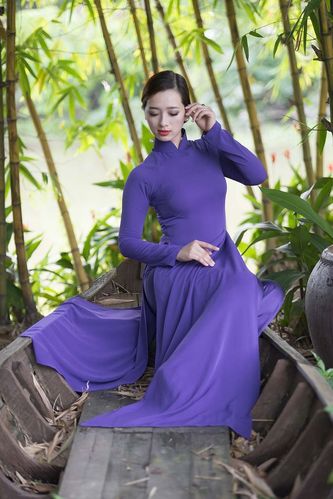 Cho dù cố trốn tránh công chúng nhưng cuối cùng 2 mẹ con Can Lộ Lộ cũng bị phát hiện, thế là một đám đông người đã lao tới bủa vây mẹ con người đẹp