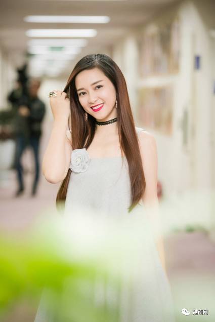 Người đẹp tươi tắn mặc bikini hồng gợi cảm để quảng bá cho sản phẩm mới