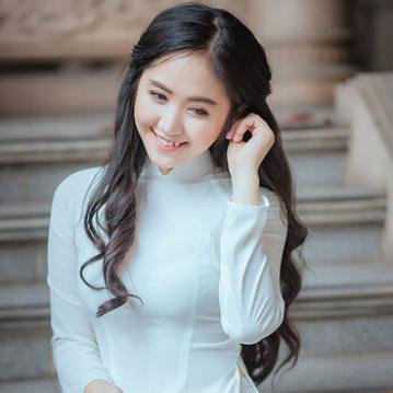 Chiếc váy xếp ly tinh tế cùng với phần cổ khoét sâu.