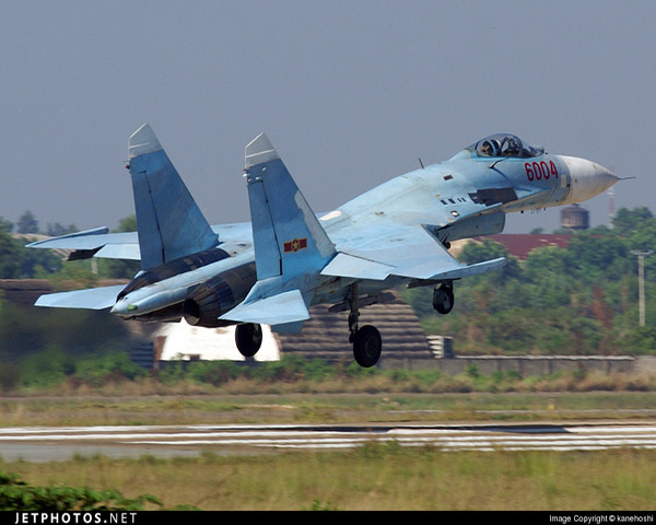 máy bay SU-27 mang được: tên lửa tầm ngắn R-73, tầm trung R-27, đối với nhiệm vụ đối đất, đối hạm: tên lửa dẫn đường laze Kh-29T/L, tên lửa chống hạm Kh-31A, tên lửa chống radar Kh-31P, bom dẫn đường laze KAB 500L/1500L. Riêng Su-30MKM còn mang được tên lửa hành trình đối hạm tầm xa Kh-59. Vũ khí không điều khiển cả ba loại đều dùng chung bom FAB-500T, OFAB-250, rocket. 