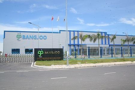 Mặc dù, vừa rồi Jennifer trách móc chồng cũ thiếu trách nhiệm với con, nhưng với những hình ảnh lặng lẽ chăm bẵm con trai mỗi khi ở bên, Quang Dũng được dư luận ủng hộ và trách móc Jennifer.