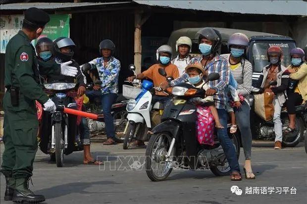 116 người đẹp lộng lẫy bước ra sân khấu tại sân vận động Dongsheng trong màn chào khán giả trên nền nhạc truyền thống của vùng Nội Mông.